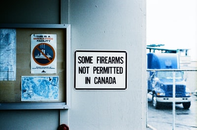有些枪支在加拿大是不允许的